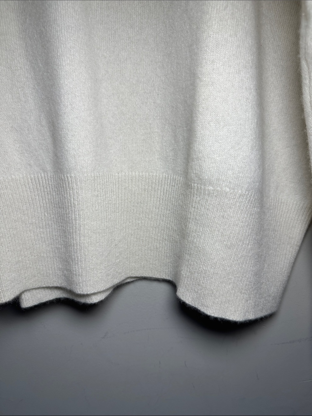 Neiman Marcus Cozy cream cashmere Turtleneck Sweater - Picture 2 of 6